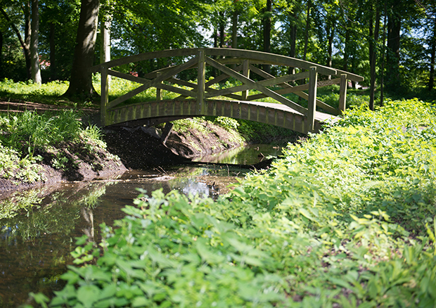 Bro over å i Jægerspris Slotspark. Foto: Frederikssund Kommune, Kenneth Jensen.