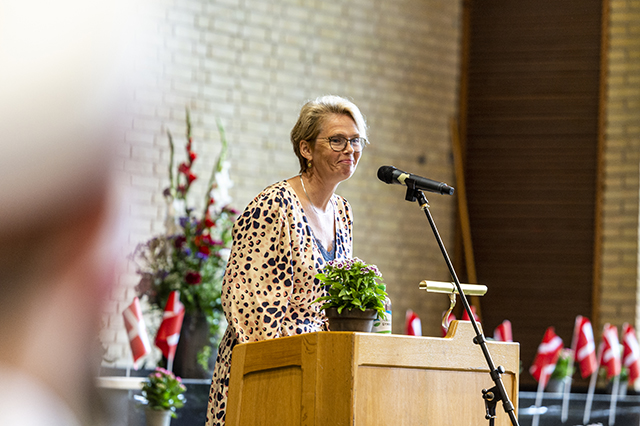 Rektor Agnethe Dybro Pedersen holder tale. Foto: Kenneth Jensen, Frederikssund Kommune.