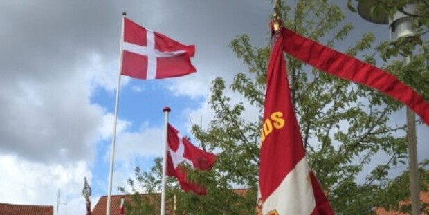 Dannebrog vajer i vinden på Torvet i Frederikssund. Foto: Frederikssund Kommune.