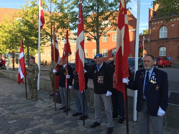 Æresgarden præsenterede fanerne på Torvet i Frederikssund. Foto: Frederikssund Kommune.