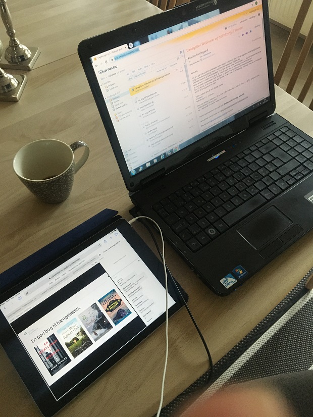 En bærbar pc med et mailprogram og en tablet med med billede af bøger og et headset koblet til. Foto: Privatfoto