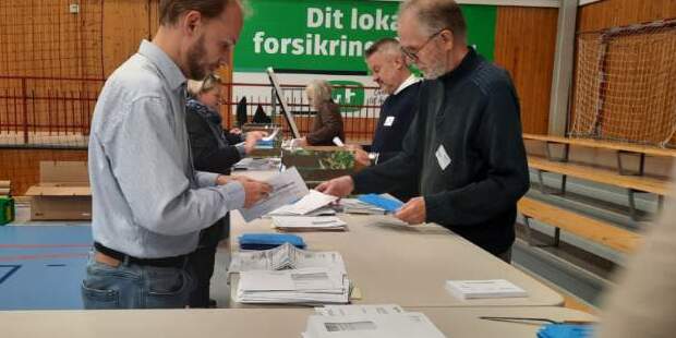 Stemmerne tælles op - her i Frederikssundhallen. Foto: Frederikssund Kommune.
