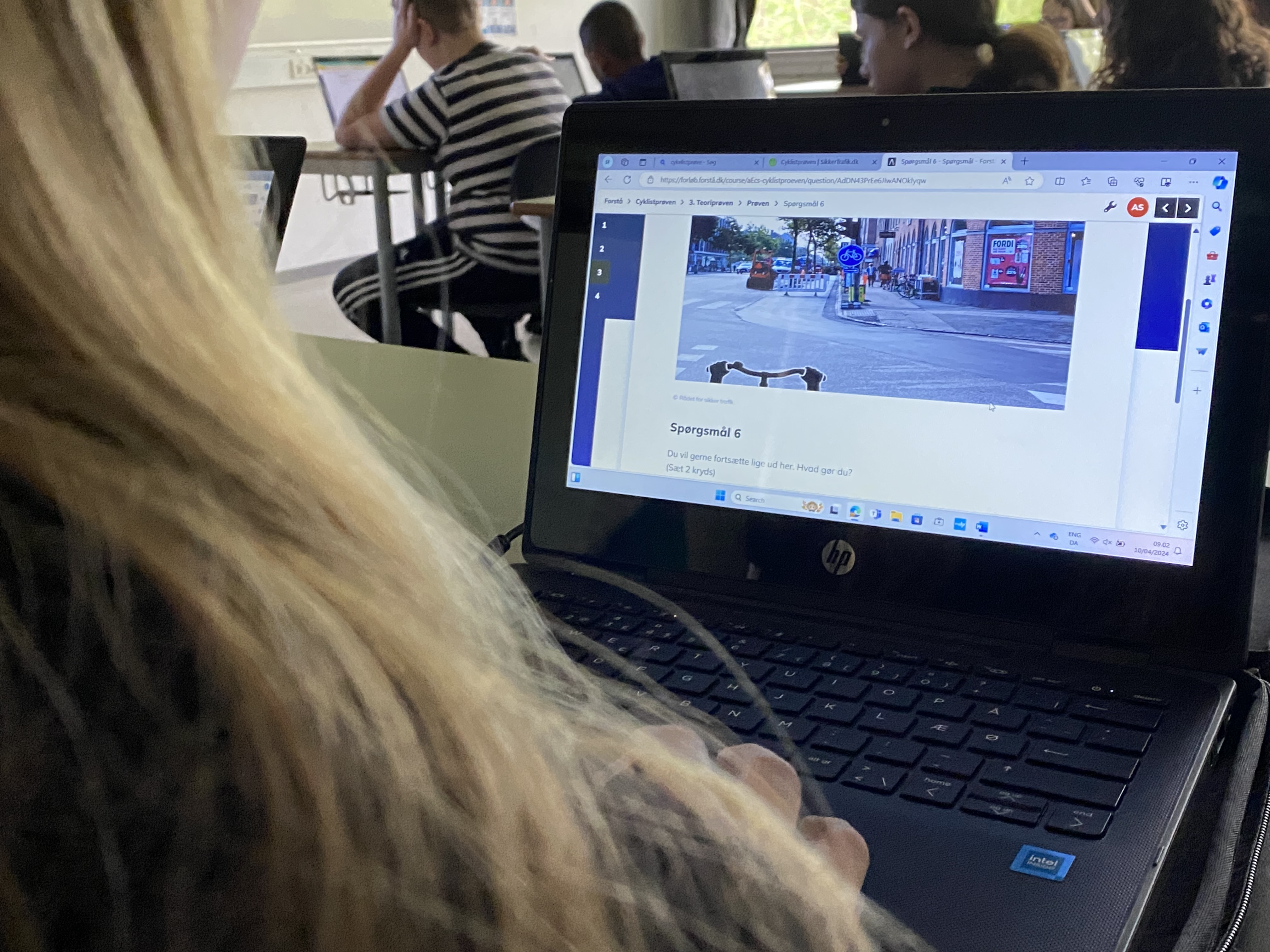 En elev tager en prøve på computer. Foto: Frederikssund Kommune