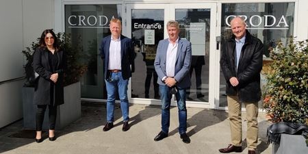 Fra venstre ses Centerchef for Job og Rådgivning Amalie Liljetoft Pedersen, adm. dir. i Croda Peter Tygesen, borgmester John Schmidt Andersen og kommunaldirektør Torben Kjærgaard foran indgangen til Croda Danmark. Foto: Frederikssund Kommune.