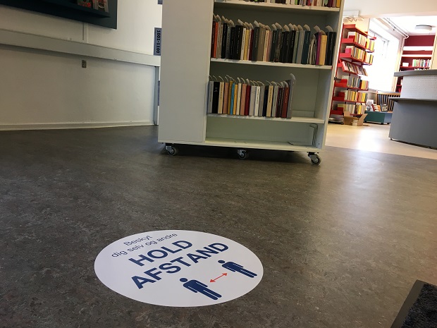 På gulvet er sat store klistermærker med opfordring til at holde afstand. Foto: Frederikssund Kommune.