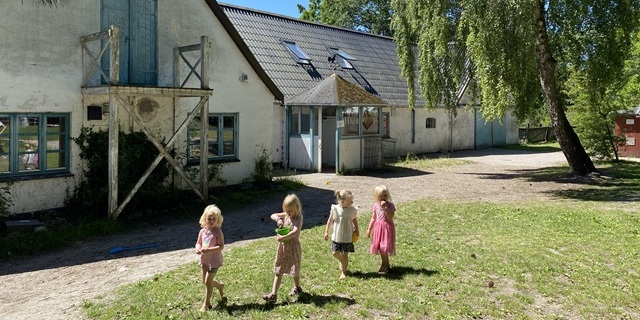 Børnehuset Stenhøjgård har masser gode udearealer, som børnene kan lege på. Foto: Frederikssund Kommune.
