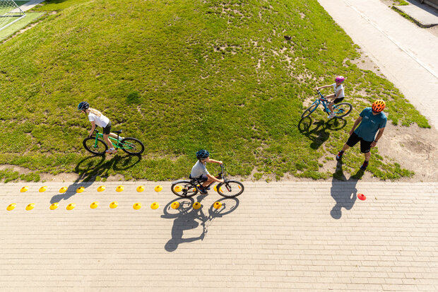 Børn cykler på cykelbane. Foto: Frederikssund Kommune.