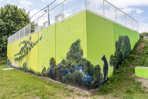 Naturen på maleriet former en fodboldmålmand, der redder en bold. Foto: Frederikssund Kommune, Kenneth Jensen.