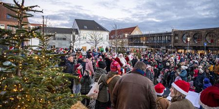 Mange mennesker forsamlet på Torvet i Frederikssund til juletræstændingen i 2022. Foto: Frederikssund Kommune, Kenneth Jensen. 