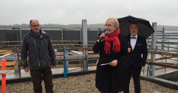 Der holdes taler ved rejsegildet på Kultur- og havnebadet. Fra venstre Niels Martin Viuff (C), Tina Tving Stauning (A) og Michael Tøgersen (I). Foto: Frederikssund Kommune.