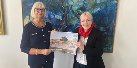 Bestyrelsesmedlem i CO-RO Fonden, Annette Kobberup Stougaard (tv.) sammen med borgmester Tina Tving Stauning.