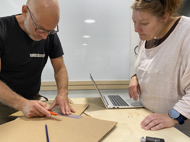 Bjørn og Dorthe er begge lærere, og løser en opgave ved et bord. Foto: Frederikssund Kommune 