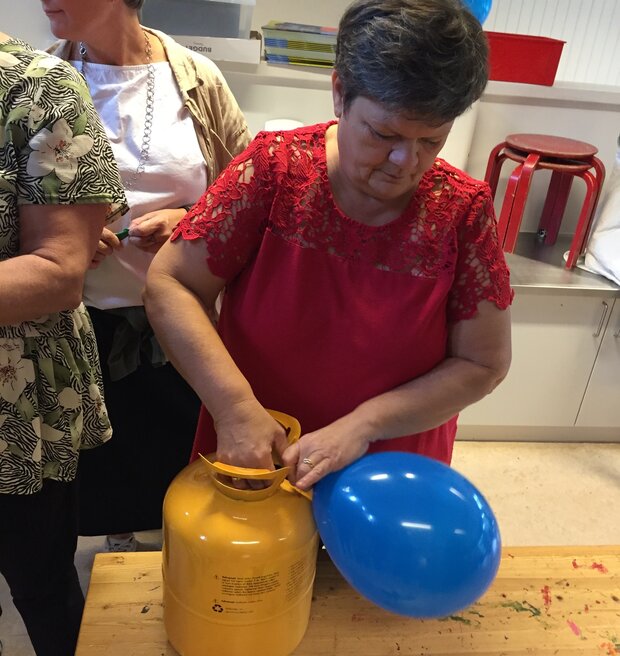 Heidi Thomsen, klasselærer i 0. A, fylder ballonerne med helium. Foto: Frederikssund Kommune.