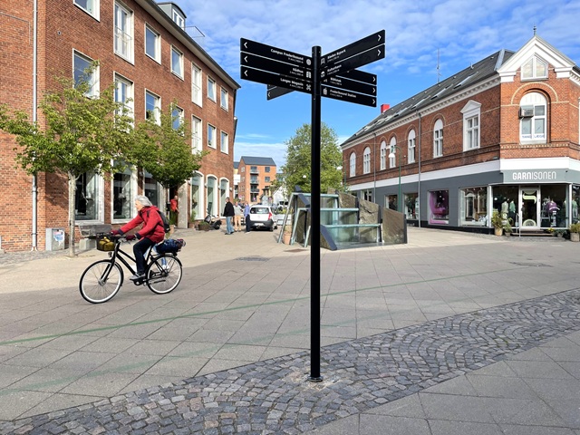 Pegeskilt i gågaden i Frederikssund. Foto: Frederikssund Kommune.