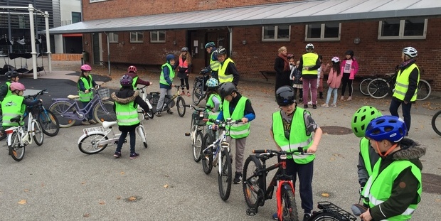 Eleverne stiller op på række klar til at trække afsted på dagens cykeltræning. Foto: Frederikssund Kommune.