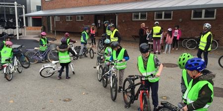 Eleverne stiller op på række klar til at trække afsted på dagens cykeltræning. Foto: Frederikssund Kommune.