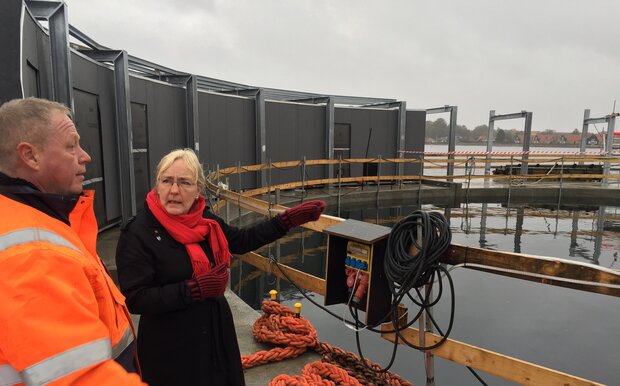 Borgmesteren ser nærmere på havnebadet sammen med en af håndværkerne. Foto: Frederikssund Kommune.