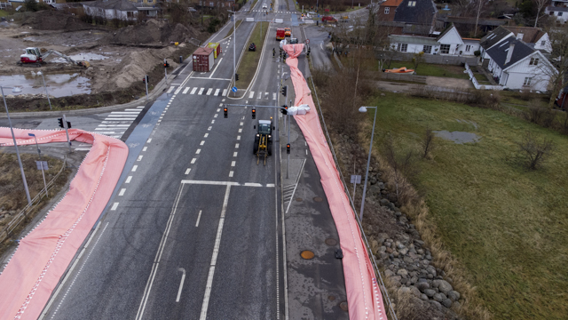 Beredskabet arbejder med at tømme watertubes ved Kronprins Frederiks Bro. Foto: Kenneth Jensen, Frederikssund Kommune.