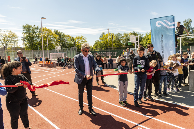 Borgmester John Schmidt Andersen klipper den røde snor over. Foto: Frederikssund Kommune, Kenneth Jensen.