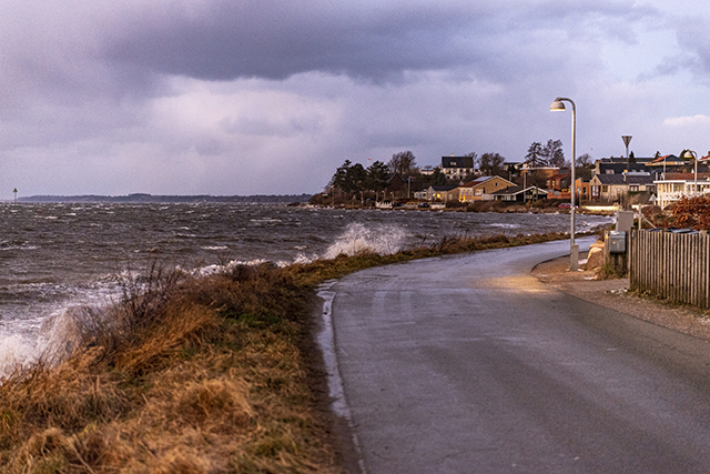 Strandvej med vandet piskende ind over. Foto: Kenneth Jensen, Frederikssund Kommune.