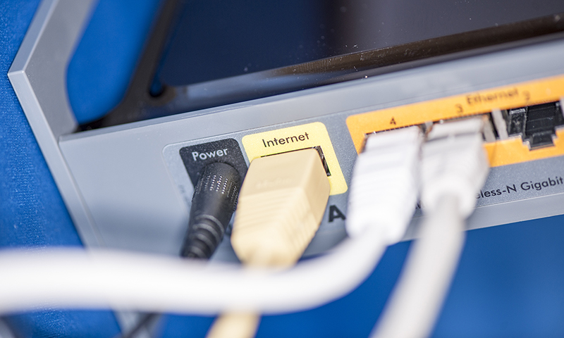 Internet router med netkabler. Foto: Kenneth Jensen, Frederikssund Kommune.