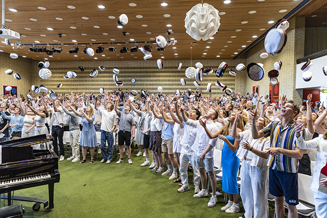 Huerne kastes på Frederikssund Gymnasium. Foto: Kenneth Jensen, Frederikssund Kommune.