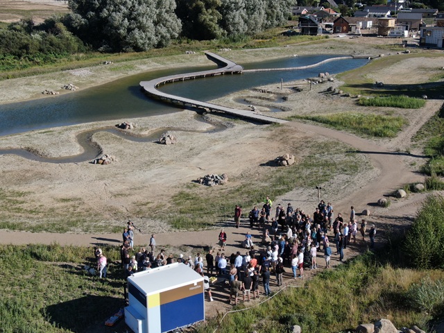 Dronefoto over indvielse af det nye regnvandsbassin ved Vinge, kaldet Solsikkesøen. Foto: Frederikssund Kommune