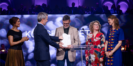 Bent Mariager får overrakt pris af Hans Majestæt Kong Frederik 10. Foto: Agnete Schlichtkrull