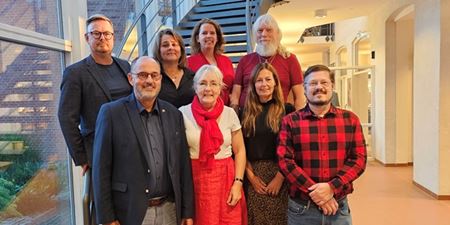 Bagerst fra venstre: Søren Weimann (B), Kirsten Weiland (N), Anna Poulsen (F) og Jesper Wittenburg (A).  Forrest fra venstre: Niels Martin Viuff (C), Tina Tving Stauning (A), Anne Sofie Uhrskov (V) og Rasmus Petersen (Ø). Foto: Frederikssund Kommune.