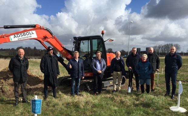 Fællesfoto med bl.a. borgmester John Schmidt Andersen, formand for Teknisk Udvalg Tina Tving Stauning, kommunaldirektør Torben Kjærgaard samt projektudviklingschef Karsten Pedersen fra Domea m.fl. Foto: Frederikssund Kommune.