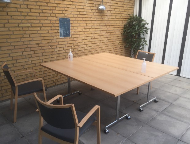 Tre stole om et bord giver plads til to pårørende pr. besøg. Foto: Frederikssund Kommune.