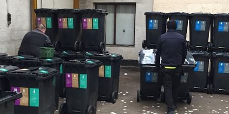 De nye affaldsspande klargøres på lageret i Jægerspris. Foto: Frederikssund Kommune.