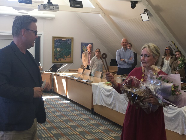 Søren Andreasen Weimann giver borgmester Tina Tving Stauning en salatskål med salatbestik. Foto: Frederikssund Kommune.