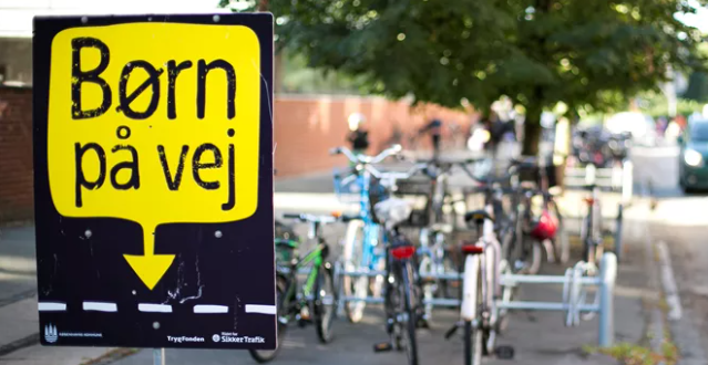 Plakat med teksten Børn på vej. Foto: Vejdirektoratet.