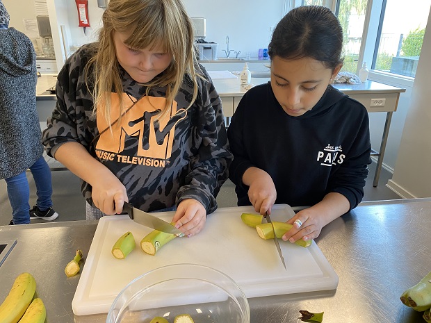 To piger skærer bananer ud. Foto: Frederikssund Kommune.