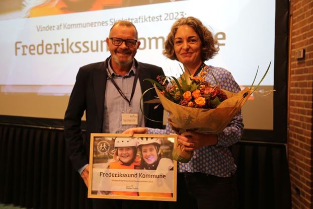 Sofie Caspersen modtager diplomet på vegne af Frederikssund Kommune. Foto: Rådet for Sikker Trafik.