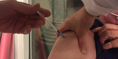 Vaccine gives i skulderen på en borger. Foto: Frederikssund Kommune.
