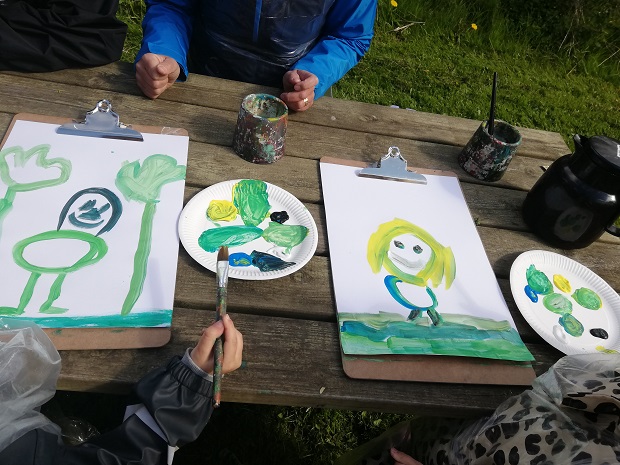 Med akrylfarve i forskellige nuancer af grøn bliver der malet selvportrætter. Foto: Frederikssund Kommune