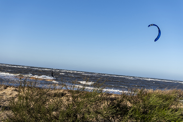 Kitesurfer ved Dalby Huse. Foto: Frederikssund Kommune, Kenneth Jensen.