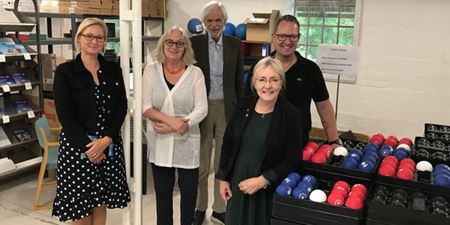 Fra højre: Produktchef Morten Radich, Borgmester Tina Tving Stauning, Bestyrelsesformand og President Jens Bromann, Direktør Kirsten Bromann, Direktør for Velfærd, Arbejdsmarked og Sundhed Mie Helene Andresen. Foto: Frederikssund Kommune.