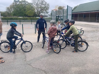 Elever samlet på cykler i skolegården. Foto: Frederikssund Kommune