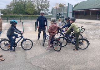 Elever samlet på cykler i skolegården. Foto: Frederikssund Kommune