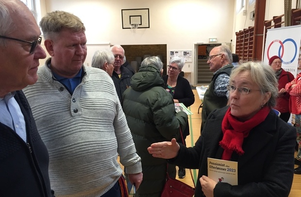 Borgmester Tina Tving Stauning i samtale med Orla Hansen (tv.) og Søren Skov fra Historisk Forening i Skibby Fritidscenter. Foto: Frederikssund Kommune.