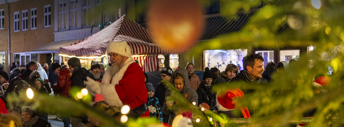 Julemanden danser om julertræet i Gågaden i Frederikssund med børn og voksne. Foto: Kenneth Jensen.