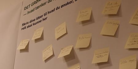 Planche fyldt med gule post-it sedler. Foto: Andreas Albæk.