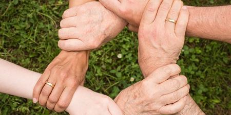 Seks hænder holder på hinandens håndled og danner en cirkel. Foto: Pixabay.