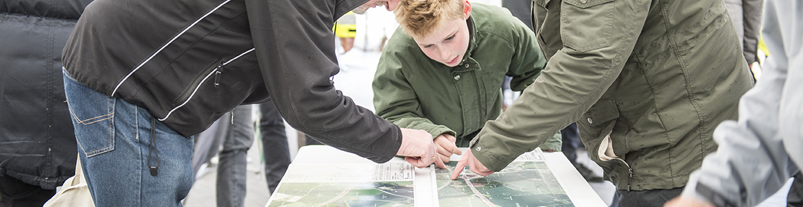 Borgere studerer kort. Foto: Kenneth Jensen.