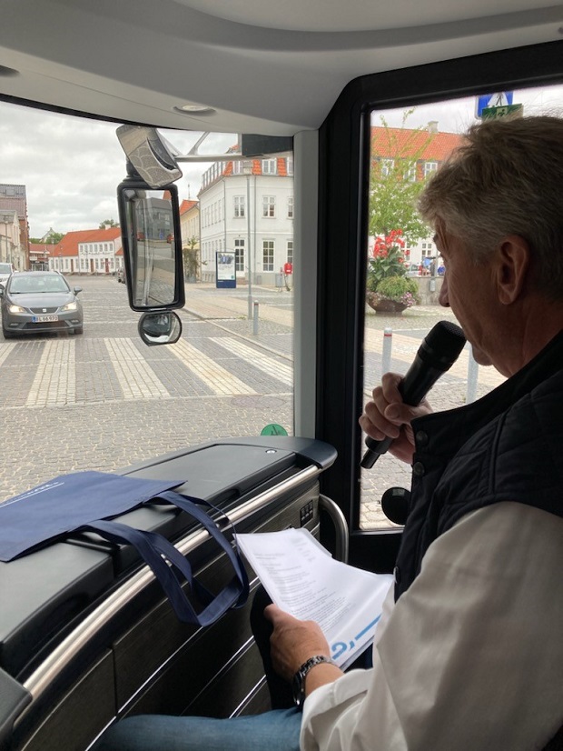 Borgmester John Schmidt Andersen som turguide på busturen for nye borgere. Foto: Frederikssund Kommune.
