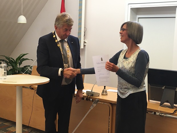 Judith Marijnissen Kristiansen giver hånd til borgmesteren. Foto: Frederikssund Kommune.