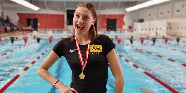 Juniorsvømmer Ida Skov Kragh med sin medalje efter at have sat dansk juniorrekord. Foto: A6 Slangerup.